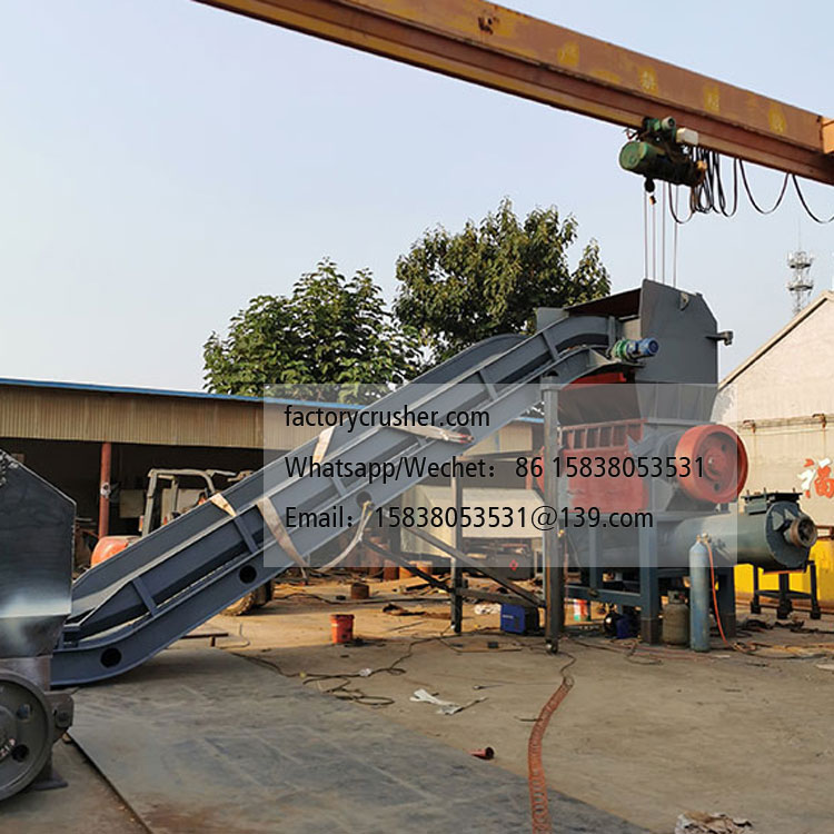 Conveyor-fed woven bag shredder