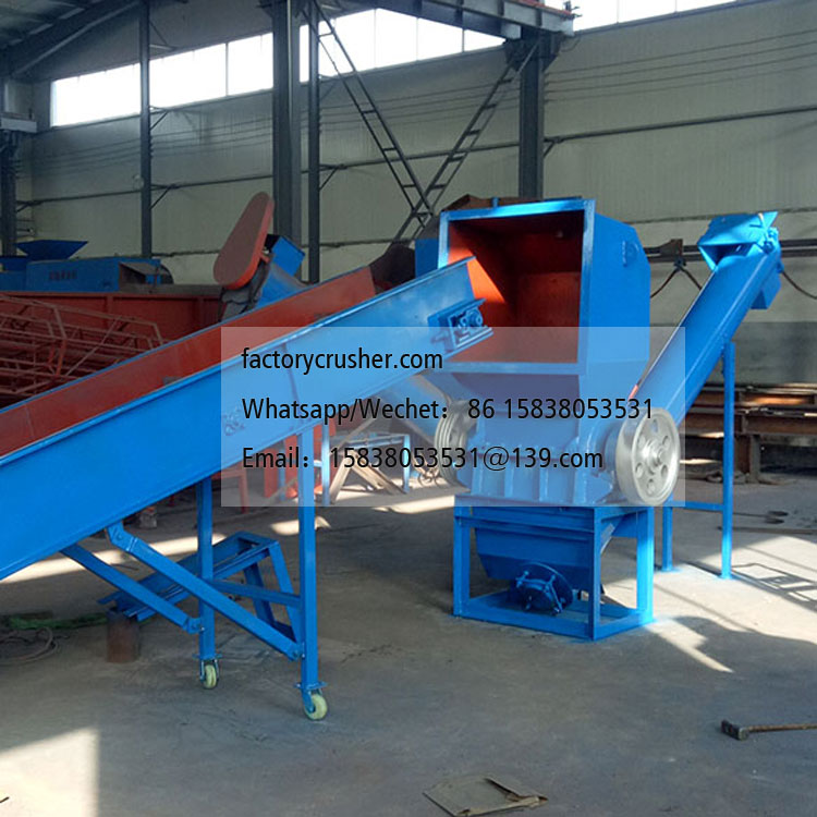 Conveyor-fed woven bag shredder