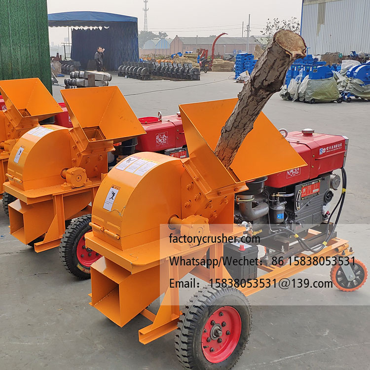 Mobile diesel-powered wood chipper, wood shredder, wood chipping machine
