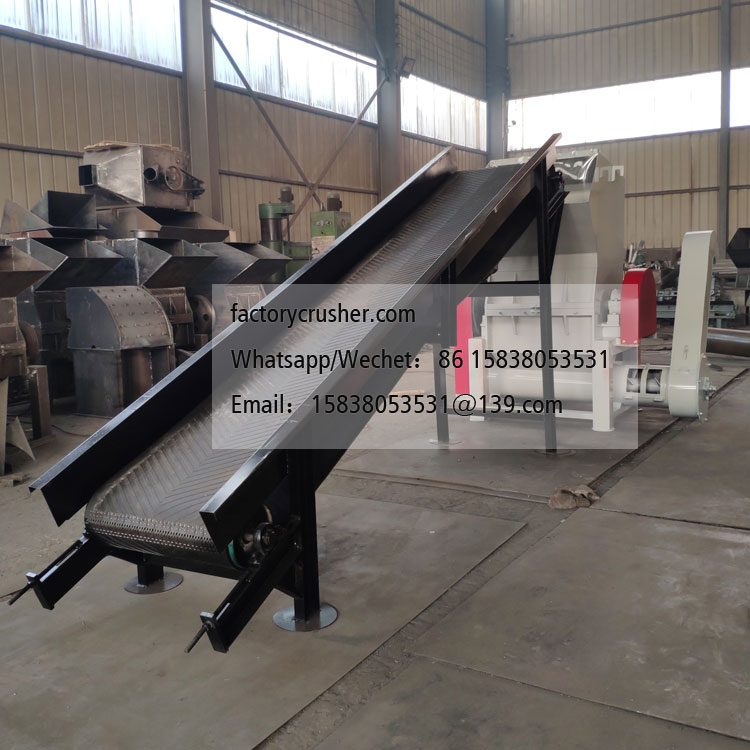 Conveyor-fed woven bag shredder