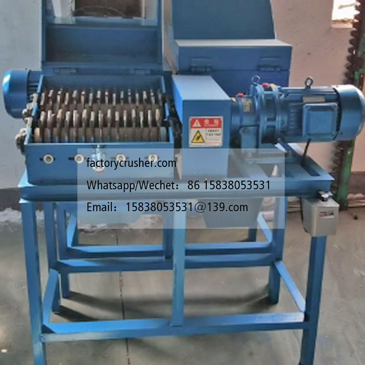 Frozen fish crushing machine