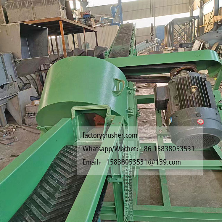 Wood shredder, wood chip shredder, horizontal feed