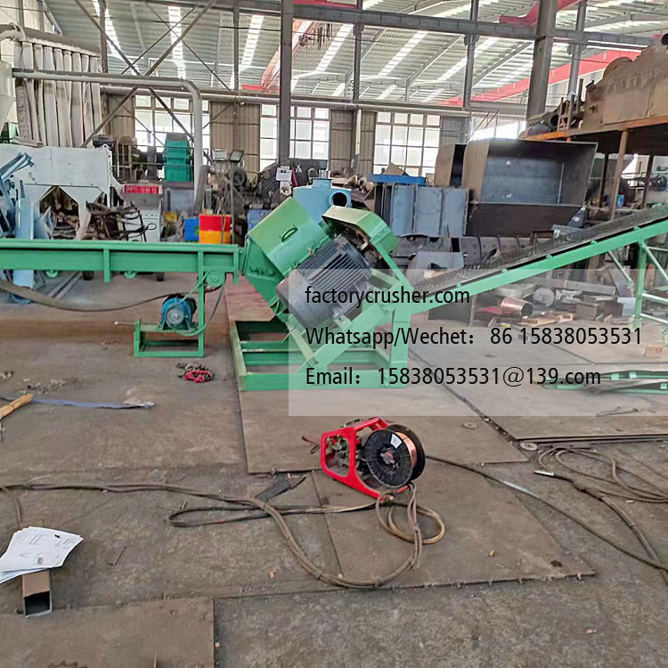 Wood shredder, wood chip shredder, horizontal feed