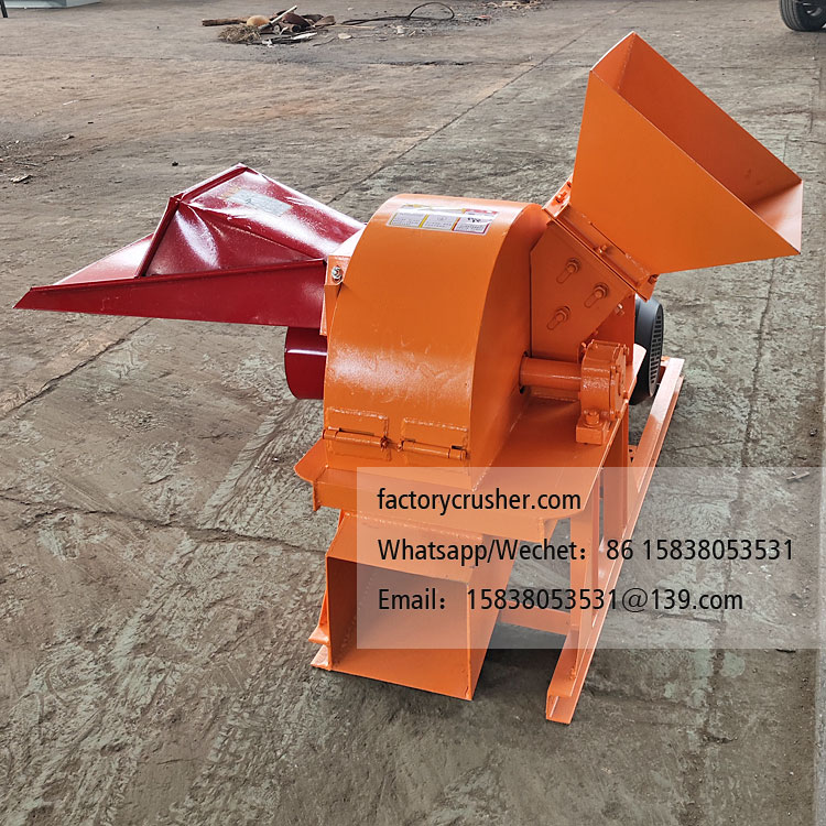 Mobile diesel-powered wood chipper, wood shredder, wood chipping machine