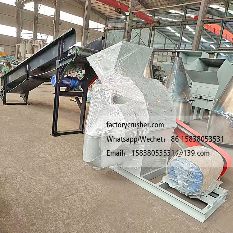Conveyor belt feeding straw crusher