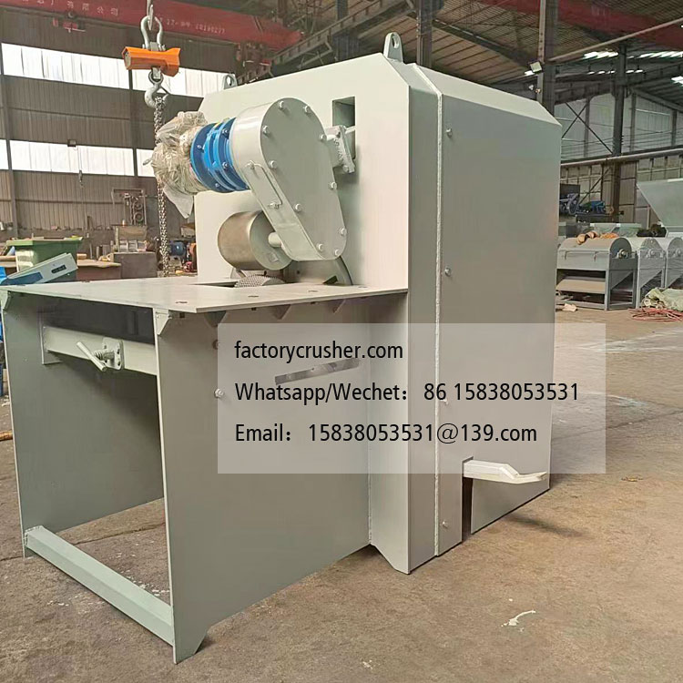 Wood debarking machine, log peeling machine