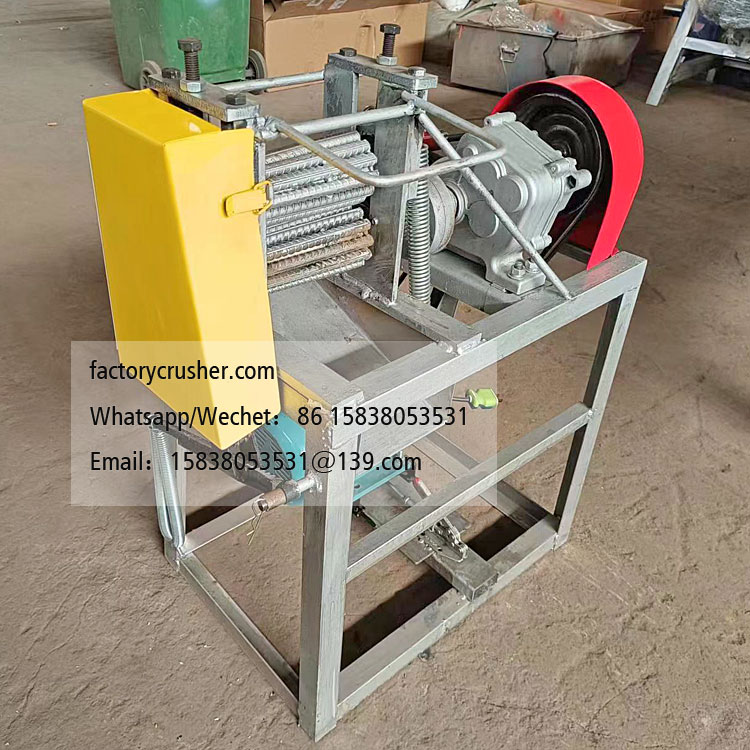 Small mulberry branch peeling machine