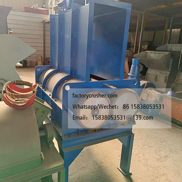 Lump breaking machine, laundry detergent lump crusher, caked material pulverizer